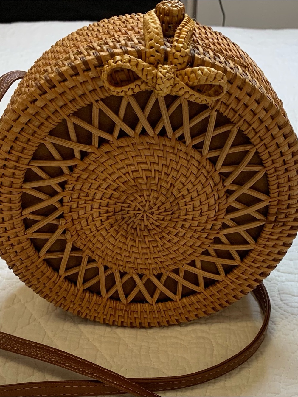 Versona Starburst Round Handcrafted Rattan Crossbody Bag  with Bow Shaped Clasp - Picture 3 of 13